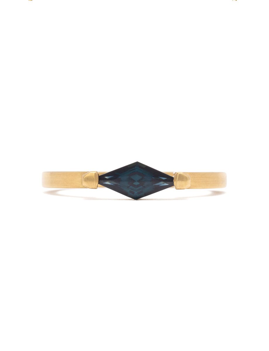 Kite Solitaire Ring – Yellow Gold & Sapphire