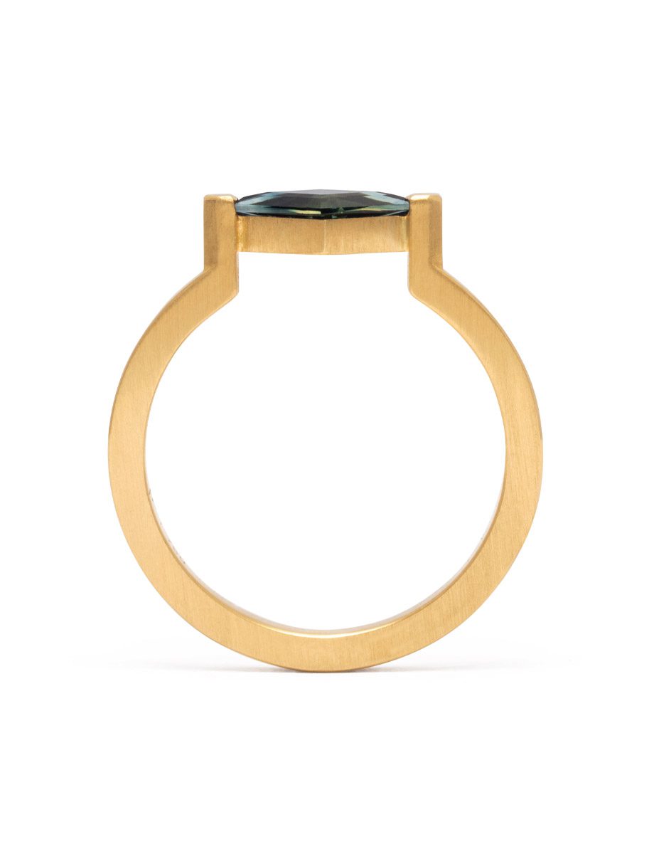 Kite Solitaire Ring – Yellow Gold & Sapphire