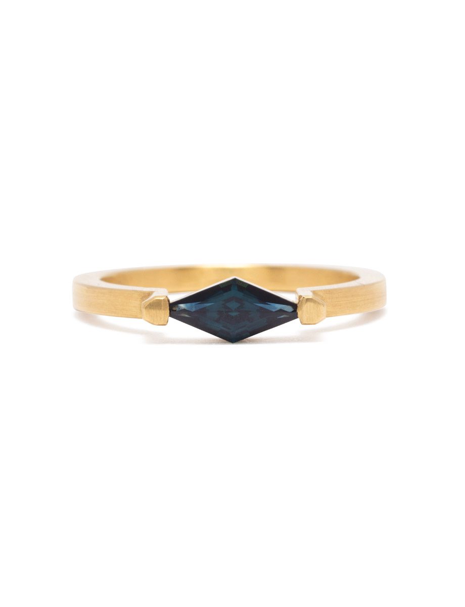 Kite Solitaire Ring – Yellow Gold & Sapphire
