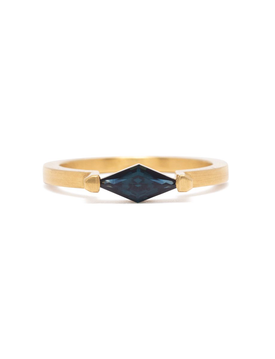 Kite Solitaire Ring – Yellow Gold & Sapphire