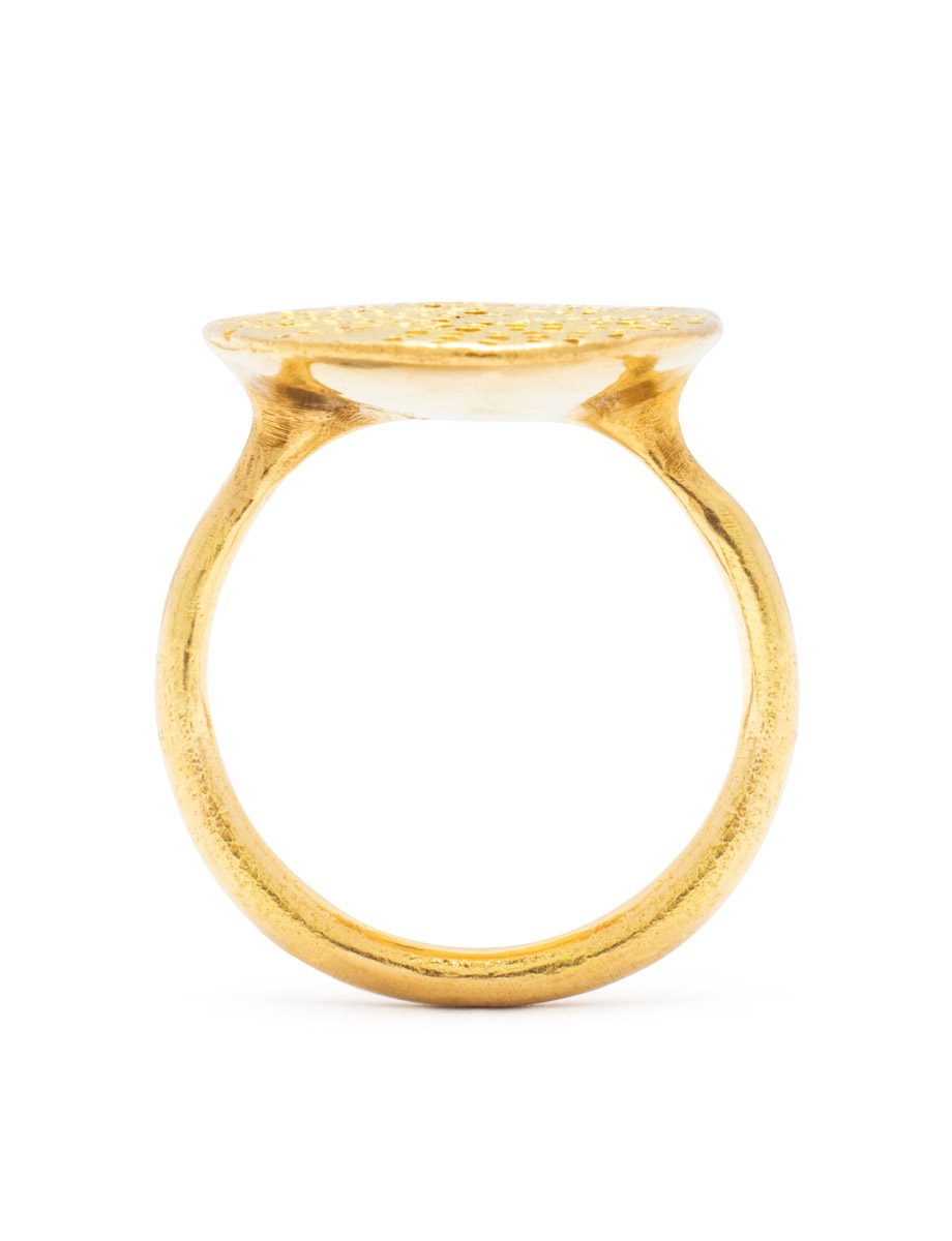 Inscription Ring – Yellow Gold & Ceylon Sapphire