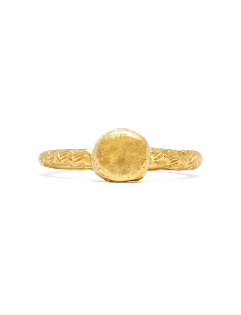 Encens Ring – Hand Engraved Yellow Gold