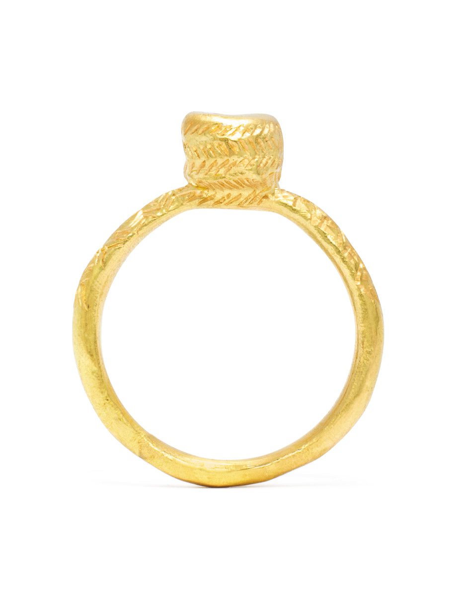 Encens Ring – Hand Engraved Yellow Gold
