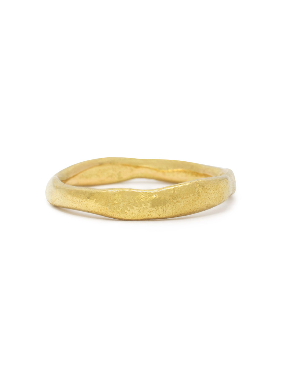 Thin Wonky Wedder – Yellow Gold