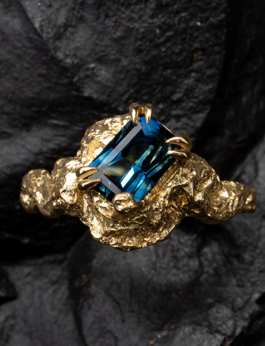 Aquarius Ring – Yellow Gold & Parti Sapphire