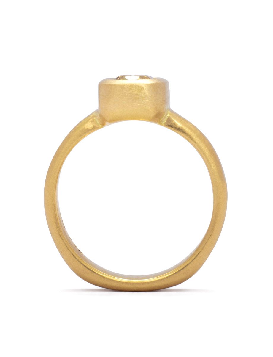 Amfissa Ring – Champagne Ceylon Sapphire