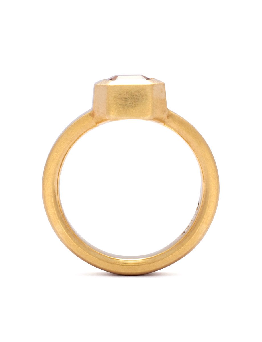 Sunset Pillar Ring – Apricot Sapphire & Yellow Gold