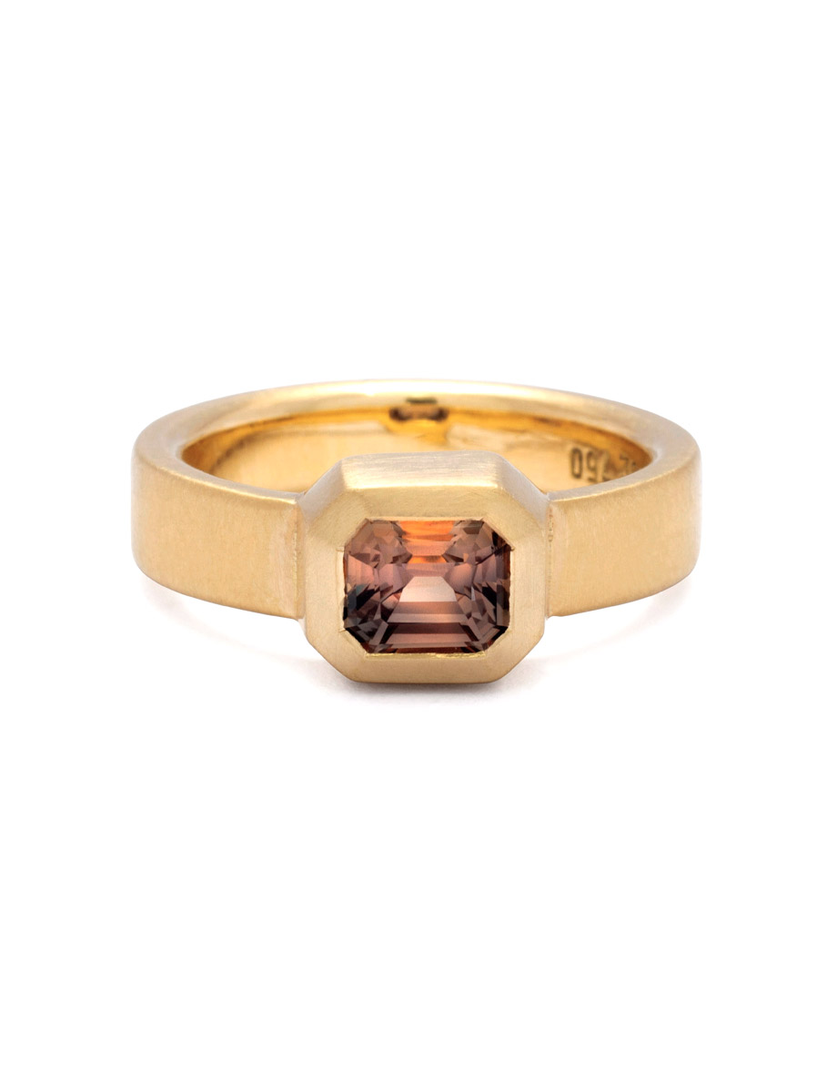 Sunset Pillar Ring – Apricot Sapphire & Yellow Gold