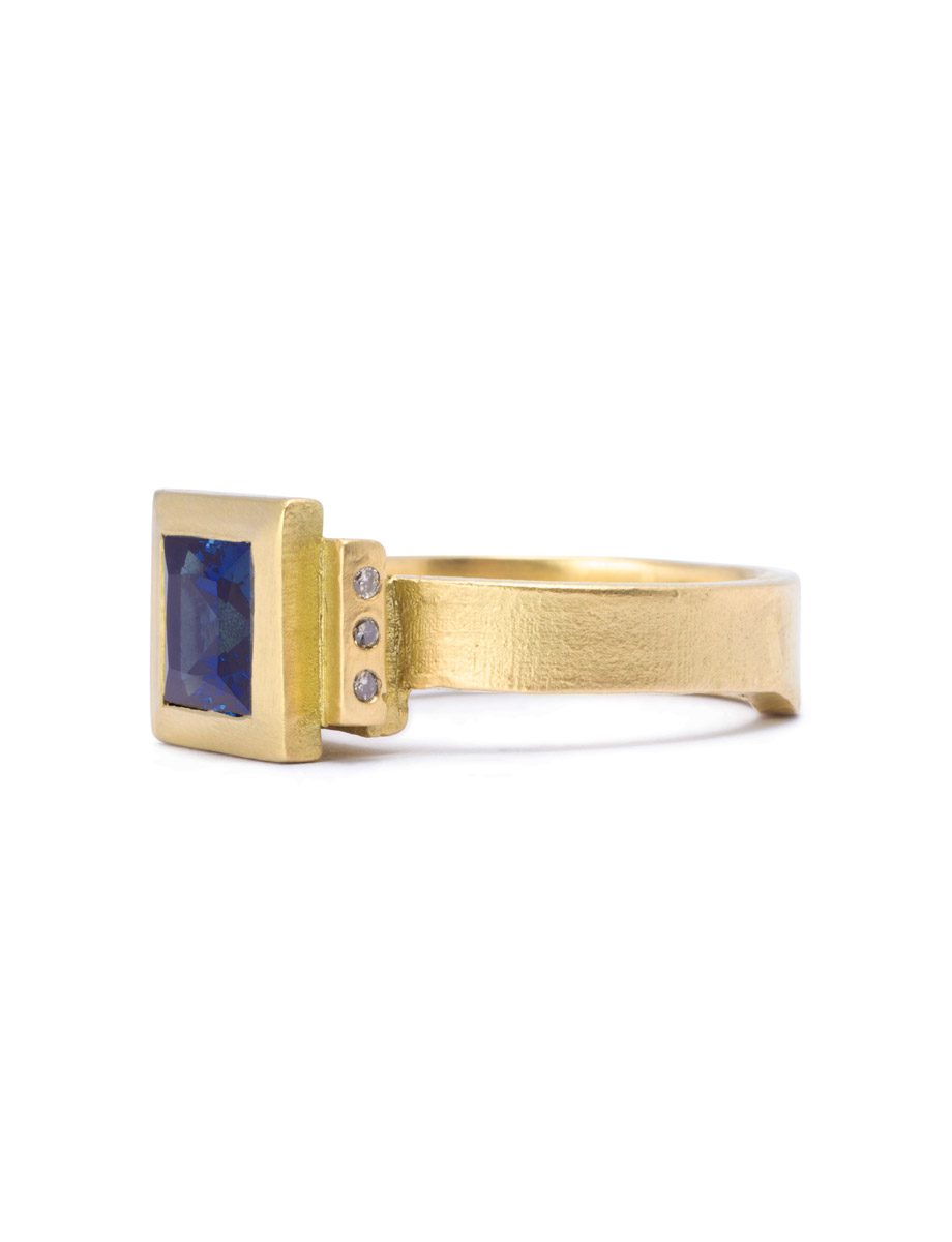 Offcut #30 Ring – Yellow Gold & Sapphire