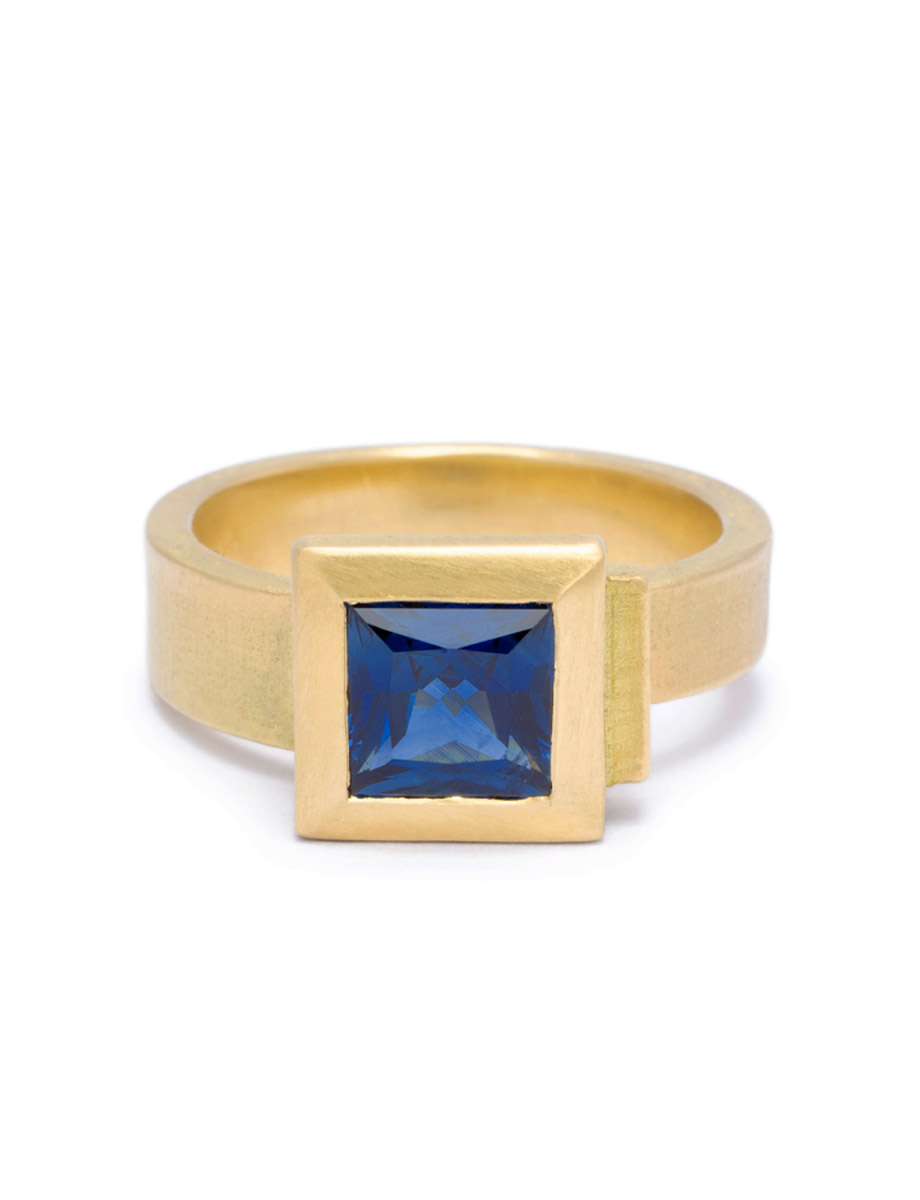 Offcut #30 Ring – Yellow Gold & Sapphire