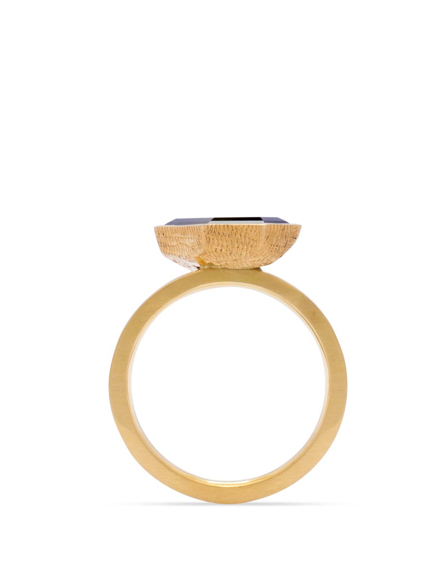 Embrace Ring – Yellow Gold & Sapphire