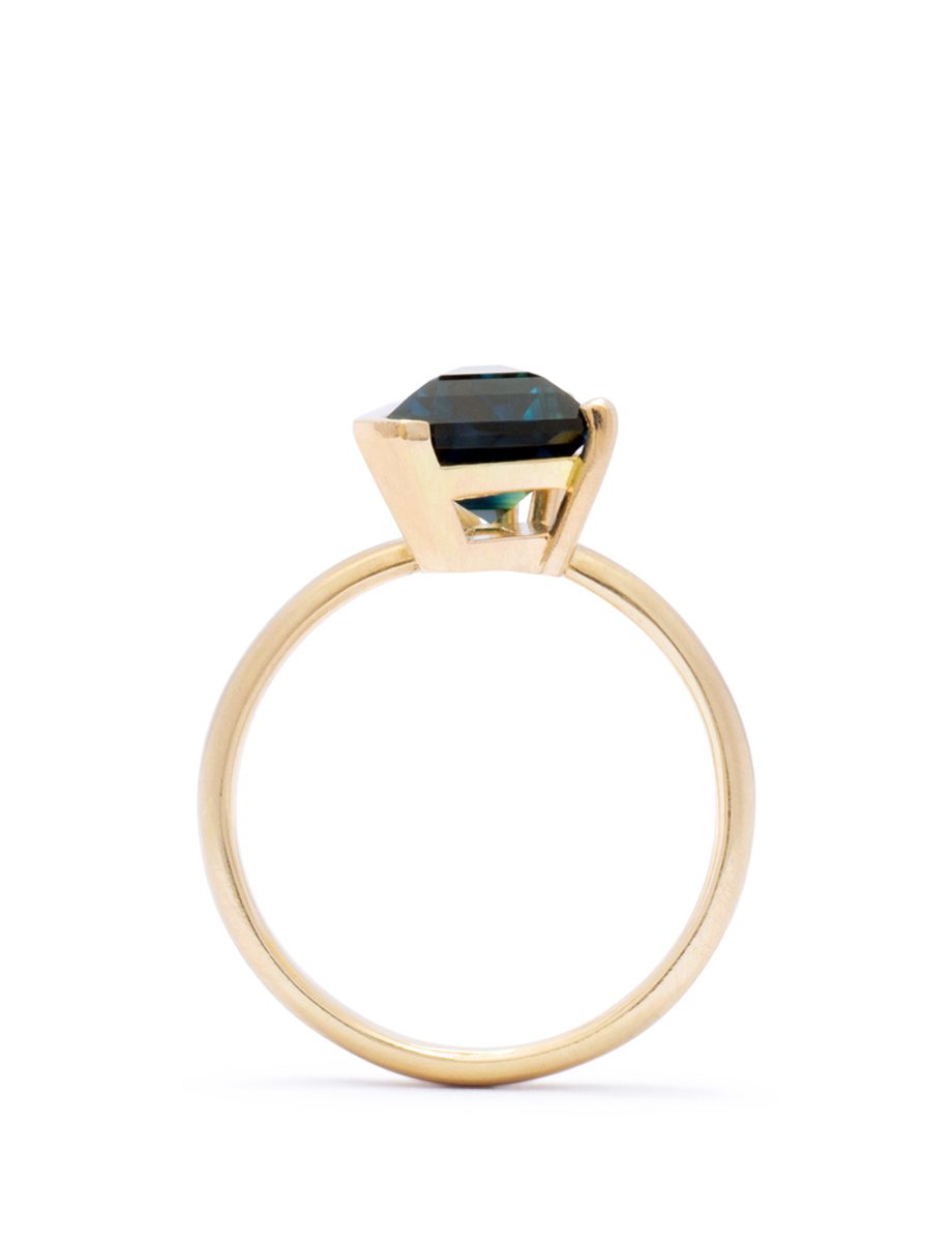 Enrapture Ring – Yellow Gold & Sapphire