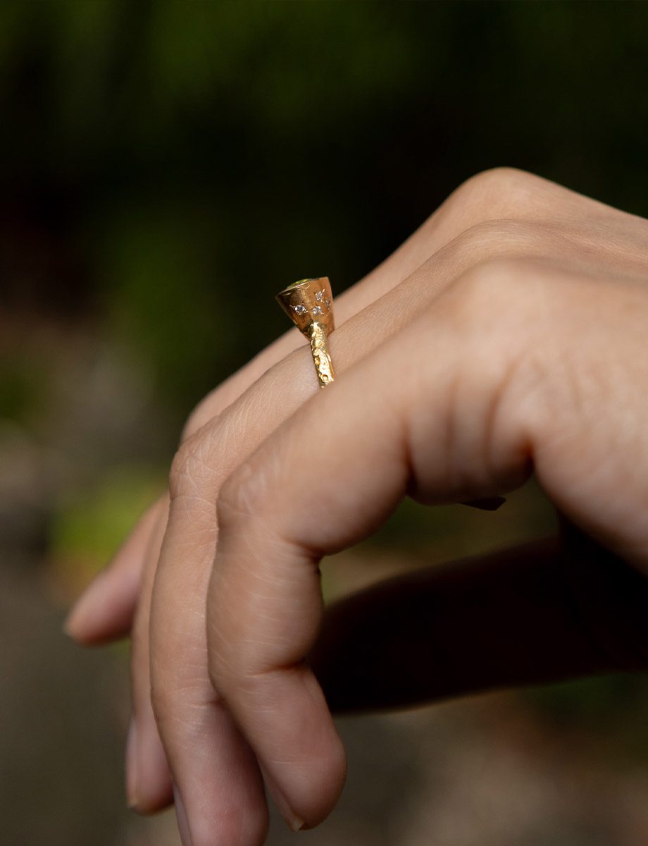 Seafoam Ring – Yellow Gold, Sapphire & White Diamond