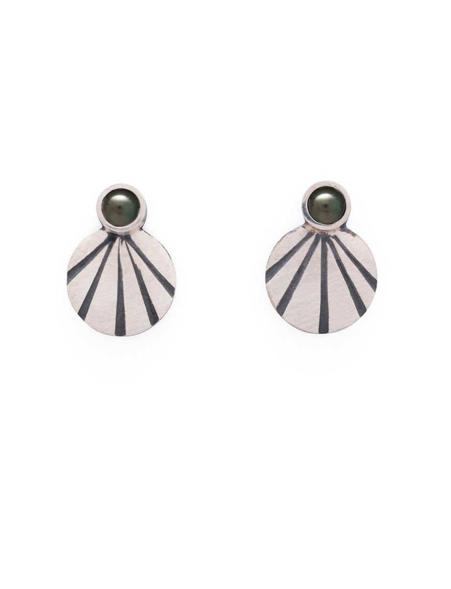 Large Fan Shell Stud Earrings – Black Pearls
