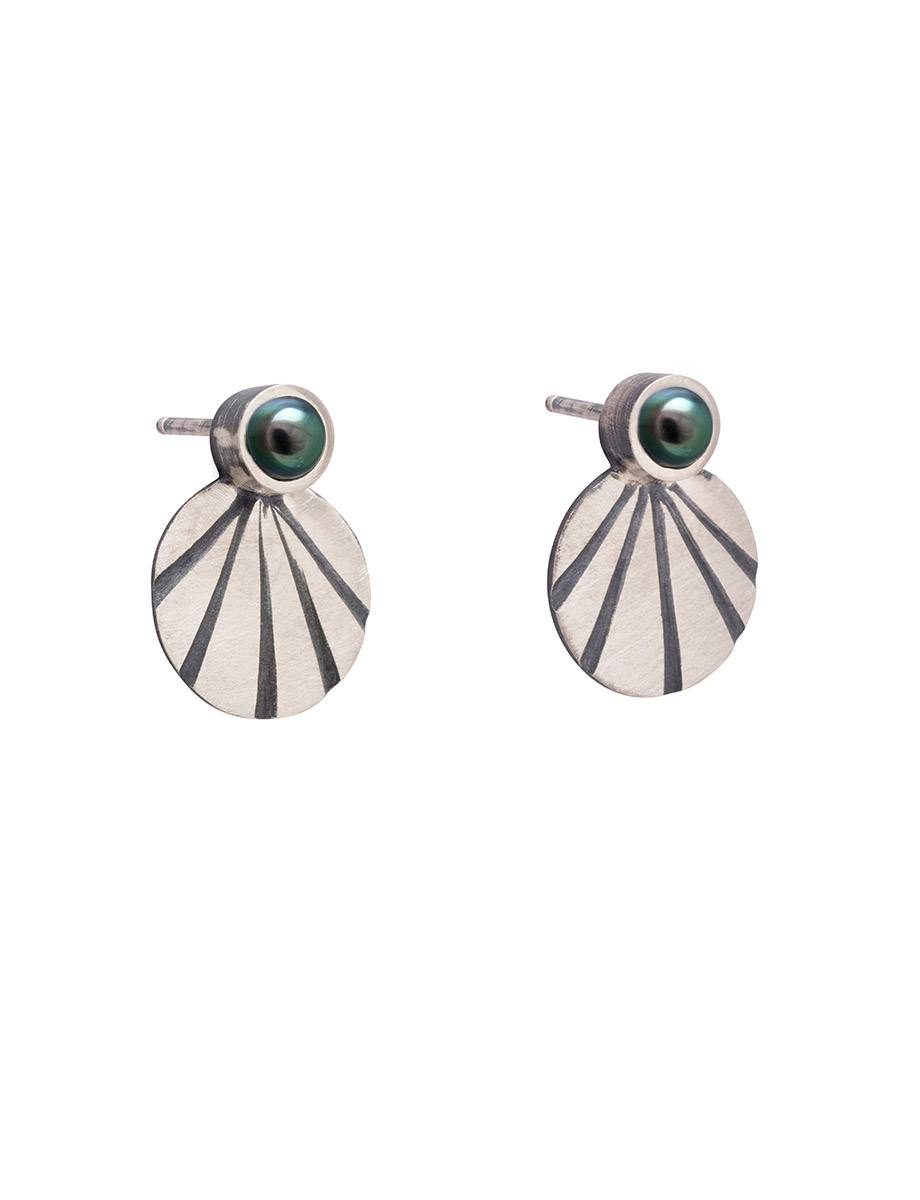 Large Fan Shell Stud Earrings – Black Pearls